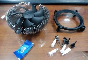 安装步骤: 1、先用螺丝刀把四个螺丝拧上来,拿走风扇主体。 2、把主板的螺丝折下来,然后把底坐取走,再重新固定好主板。 3、折开风扇的包装。 4、直接把风扇扣上去的,白色插头底部是有偏向的,775针的CPU就要往内,1155针的要往外插,把四个插头插上底坐。 5、对准主板上的孔,装在主板上.
